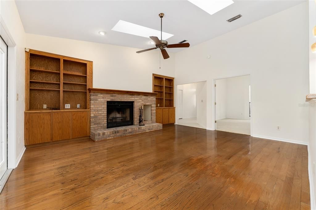 待售: $615,000 (4 贝兹, 2 浴室, 2410 平方英尺)