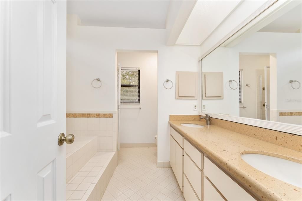 待售: $615,000 (4 贝兹, 2 浴室, 2410 平方英尺)