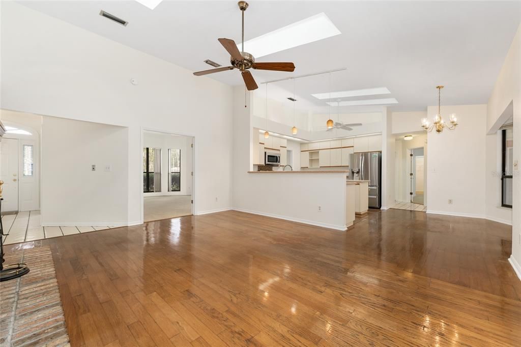 待售: $615,000 (4 贝兹, 2 浴室, 2410 平方英尺)