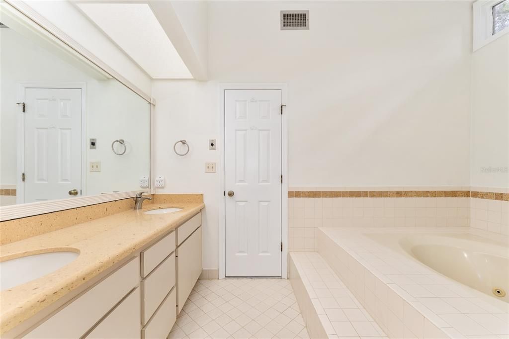 待售: $615,000 (4 贝兹, 2 浴室, 2410 平方英尺)