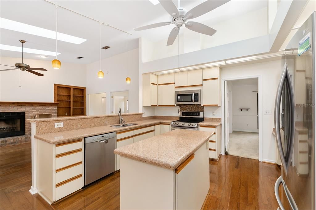 待售: $615,000 (4 贝兹, 2 浴室, 2410 平方英尺)