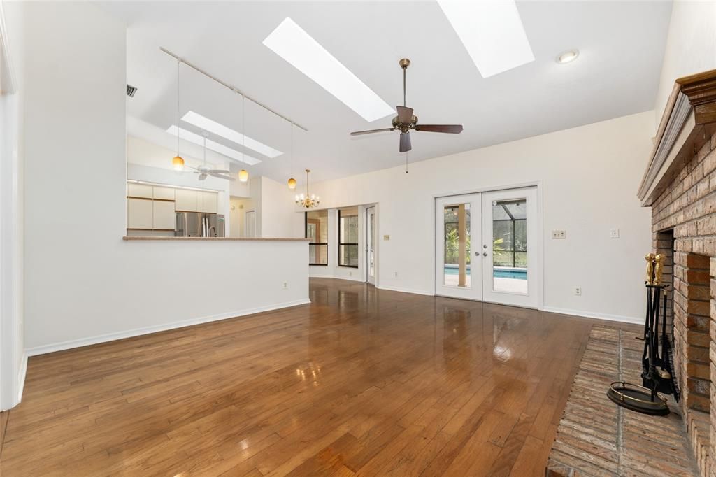 待售: $615,000 (4 贝兹, 2 浴室, 2410 平方英尺)