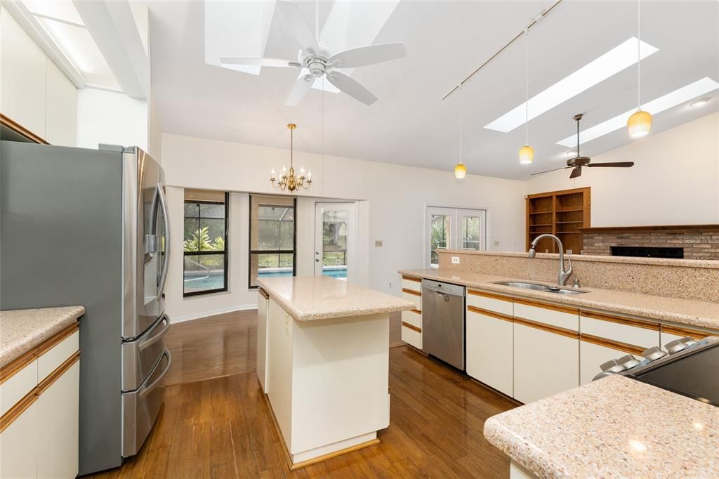 待售: $615,000 (4 贝兹, 2 浴室, 2410 平方英尺)