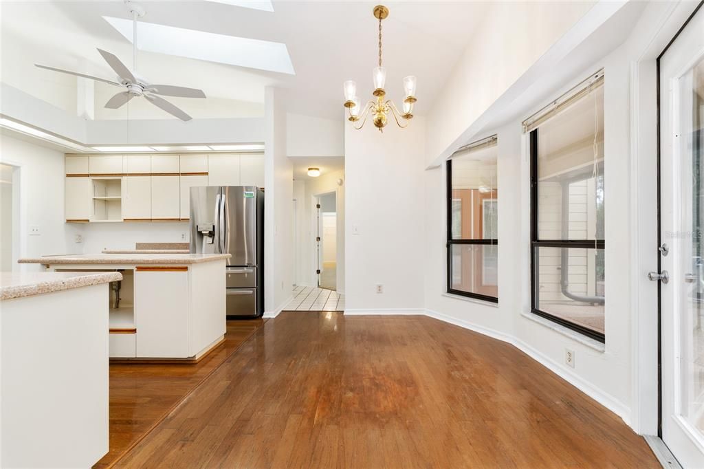 待售: $615,000 (4 贝兹, 2 浴室, 2410 平方英尺)