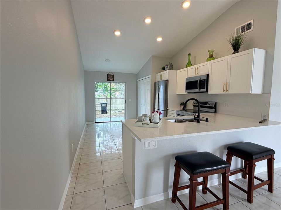 For Sale: $250,000 (2 beds, 2 baths, 899 Square Feet)