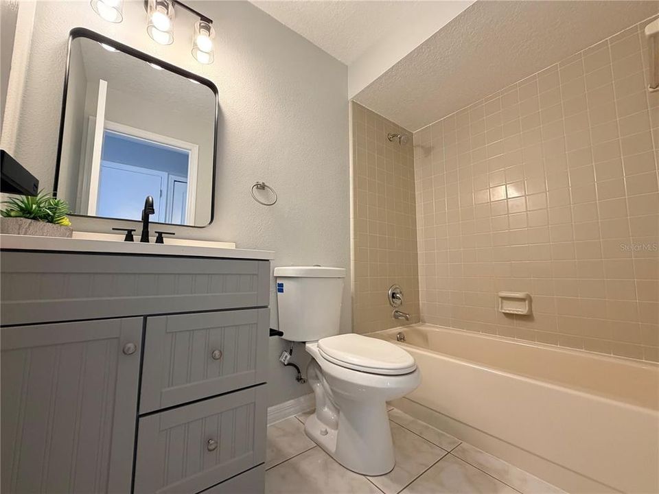 For Sale: $250,000 (2 beds, 2 baths, 899 Square Feet)