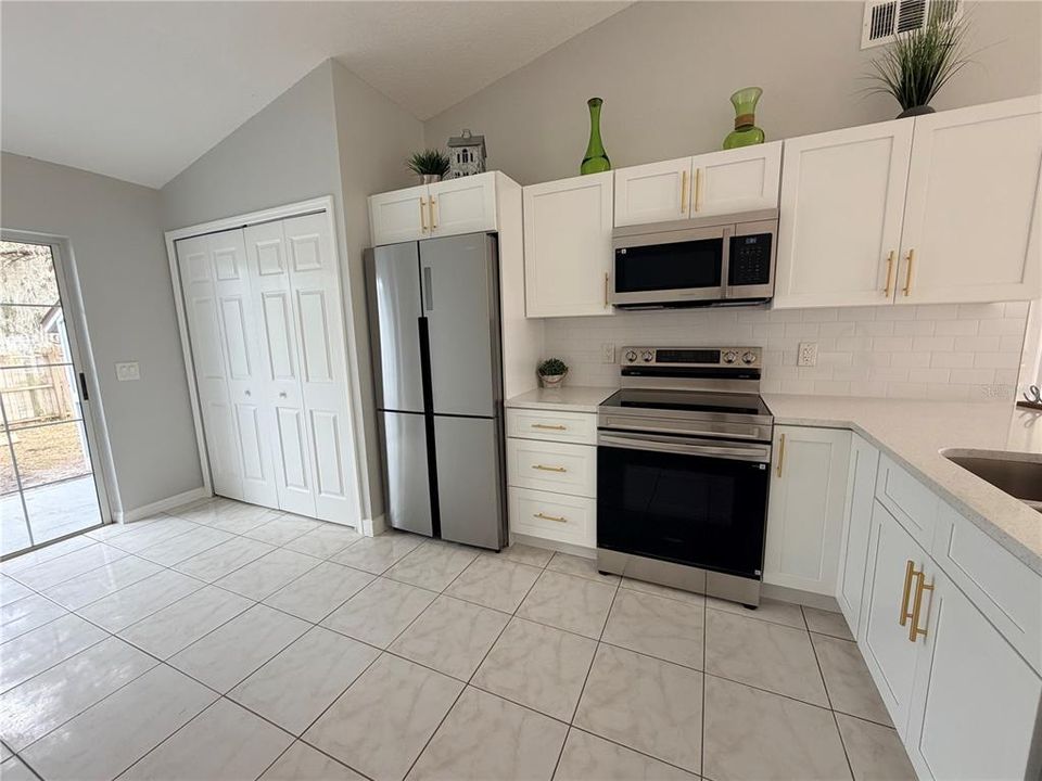 For Sale: $250,000 (2 beds, 2 baths, 899 Square Feet)