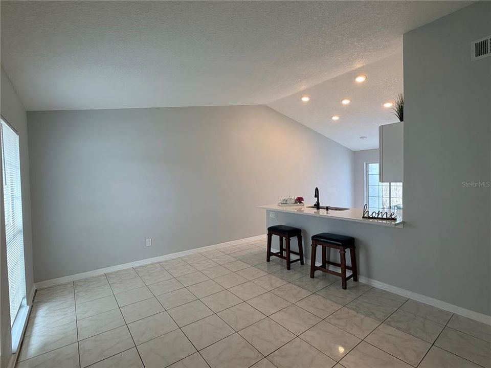 For Sale: $250,000 (2 beds, 2 baths, 899 Square Feet)