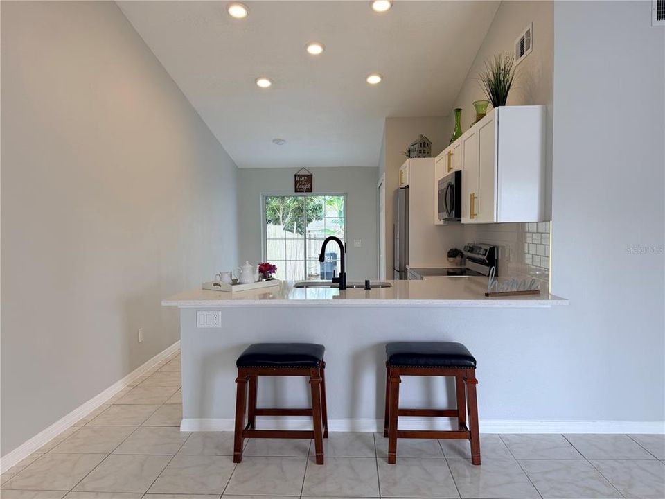 For Sale: $250,000 (2 beds, 2 baths, 899 Square Feet)