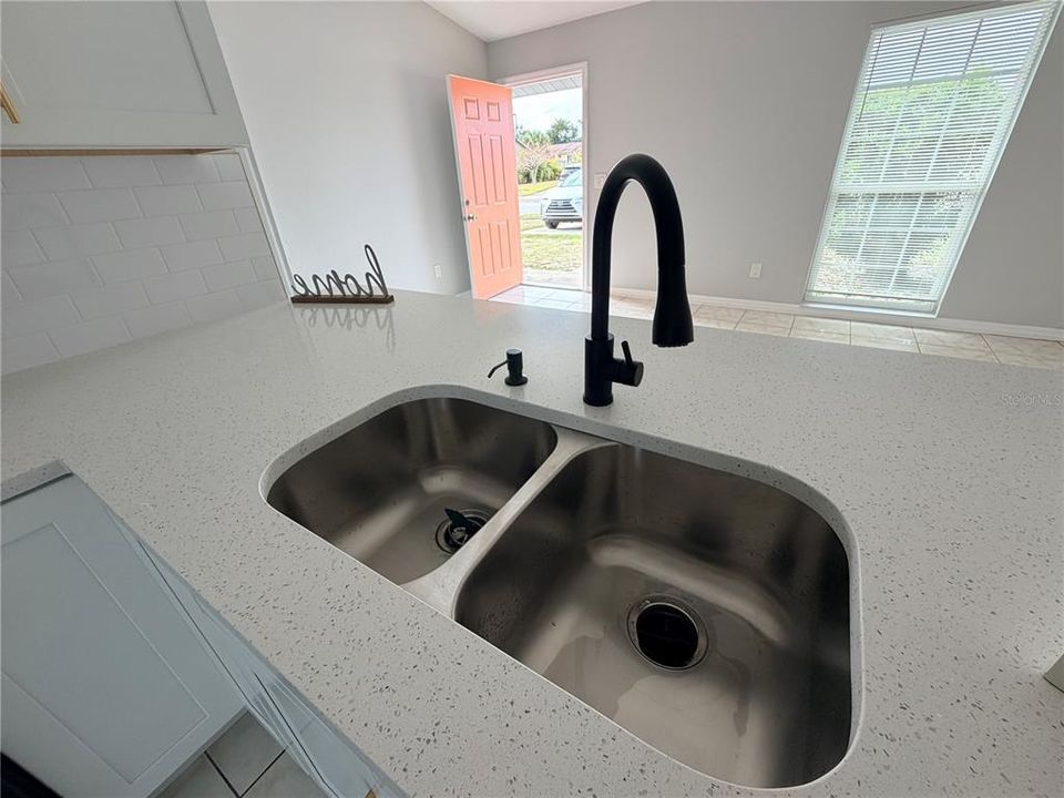 For Sale: $250,000 (2 beds, 2 baths, 899 Square Feet)