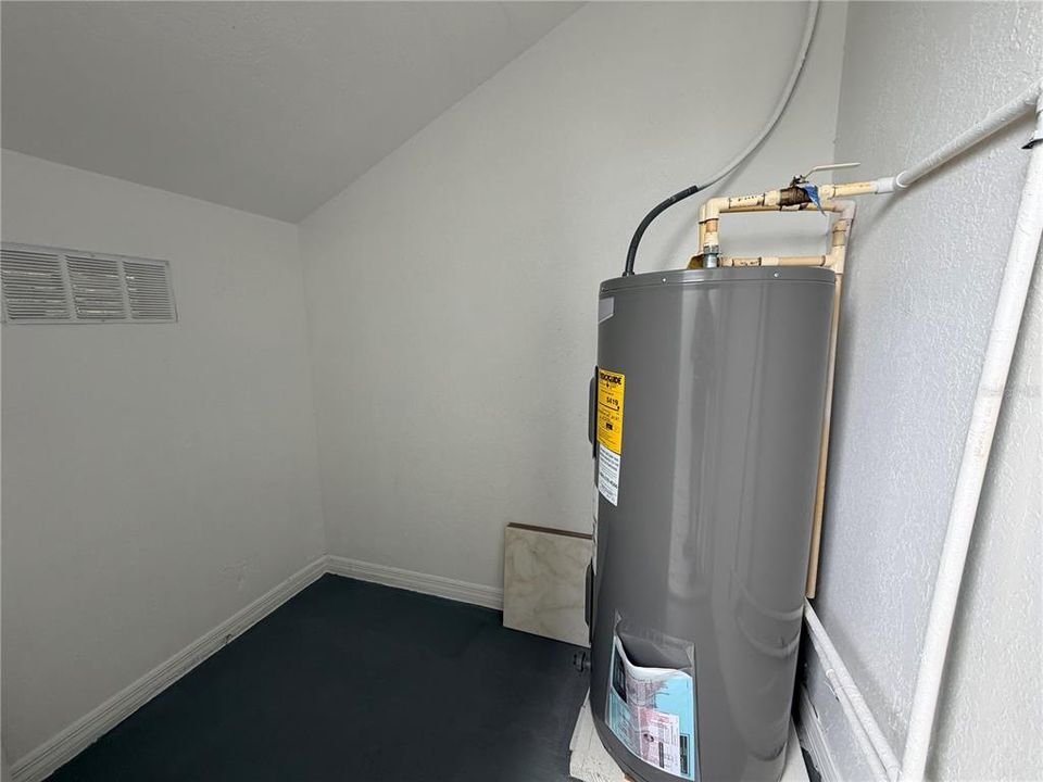 For Sale: $250,000 (2 beds, 2 baths, 899 Square Feet)