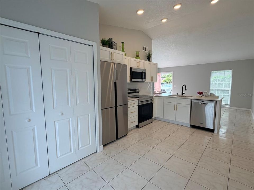 For Sale: $250,000 (2 beds, 2 baths, 899 Square Feet)