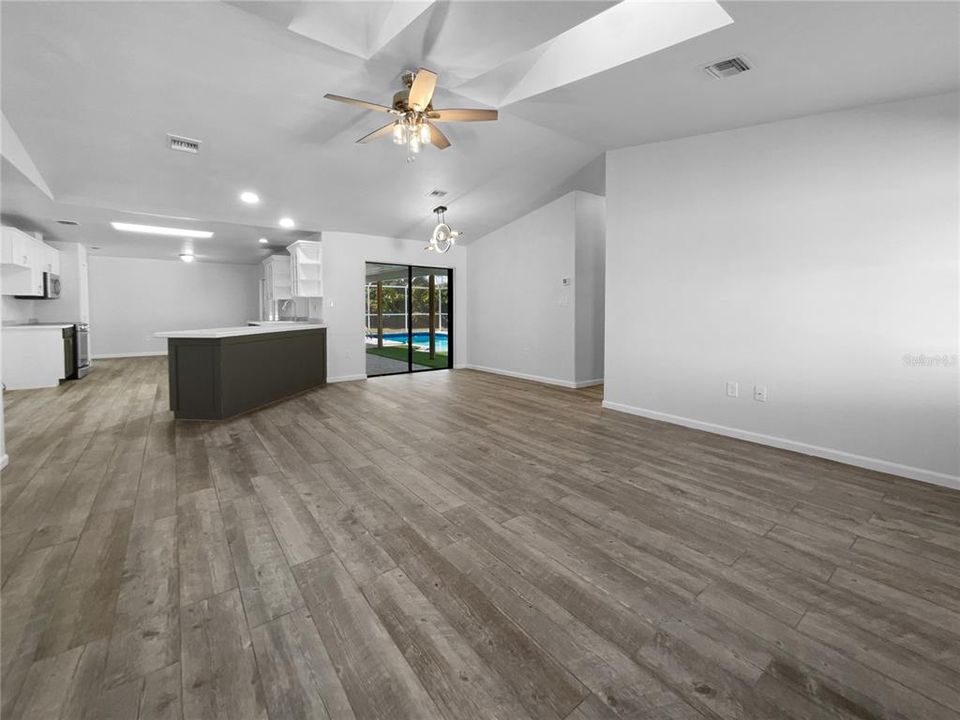 待售: $330,000 (3 贝兹, 2 浴室, 1954 平方英尺)