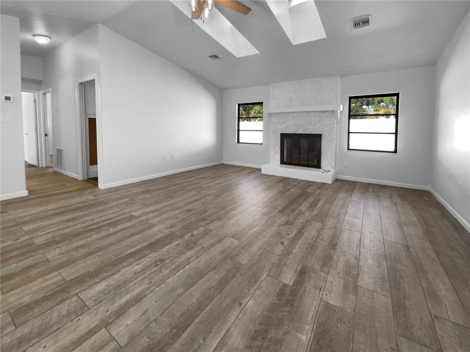 待售: $330,000 (3 贝兹, 2 浴室, 1954 平方英尺)