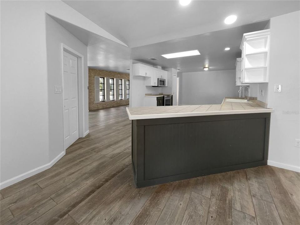 待售: $330,000 (3 贝兹, 2 浴室, 1954 平方英尺)