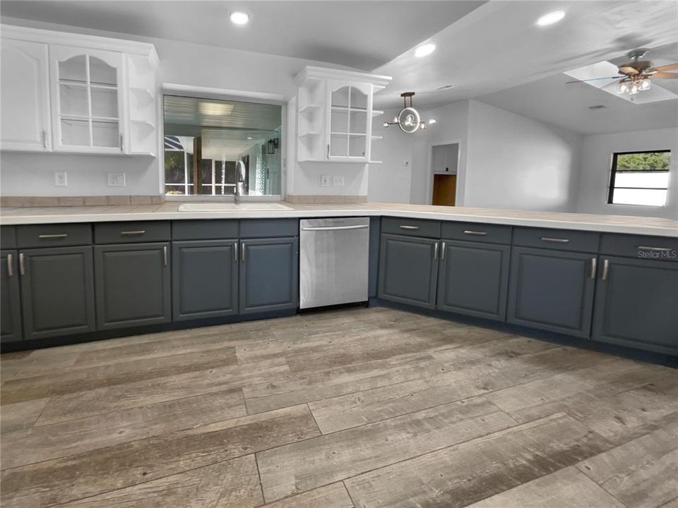 待售: $330,000 (3 贝兹, 2 浴室, 1954 平方英尺)