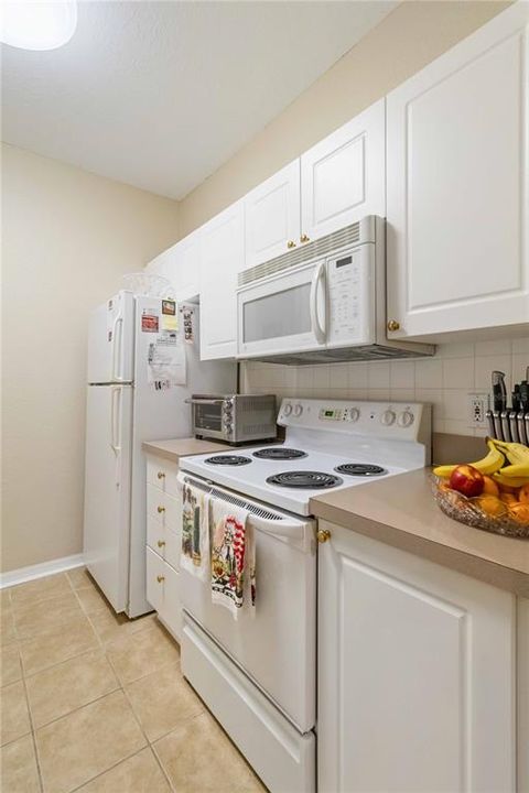 For Sale: $174,900 (1 beds, 1 baths, 843 Square Feet)