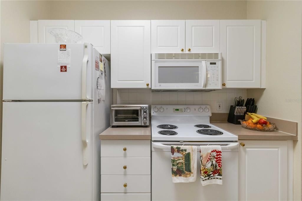 For Sale: $174,900 (1 beds, 1 baths, 843 Square Feet)