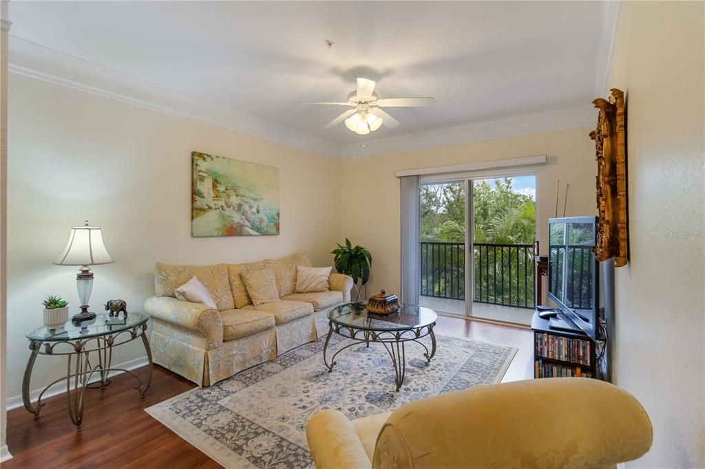 For Sale: $174,900 (1 beds, 1 baths, 843 Square Feet)