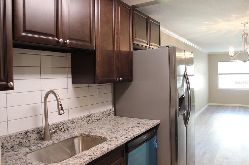 На продажу: $149,900 (2 спален, 2 ванн, 1148 Квадратных фут)