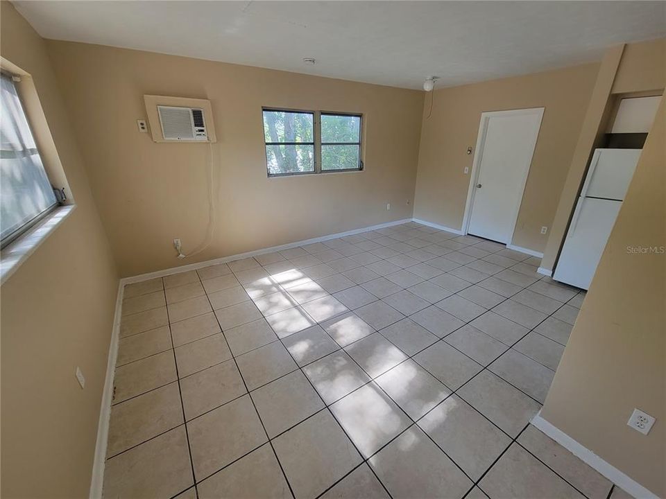 出租: $1,000 (0 贝兹, 1 浴室, 420 平方英尺)