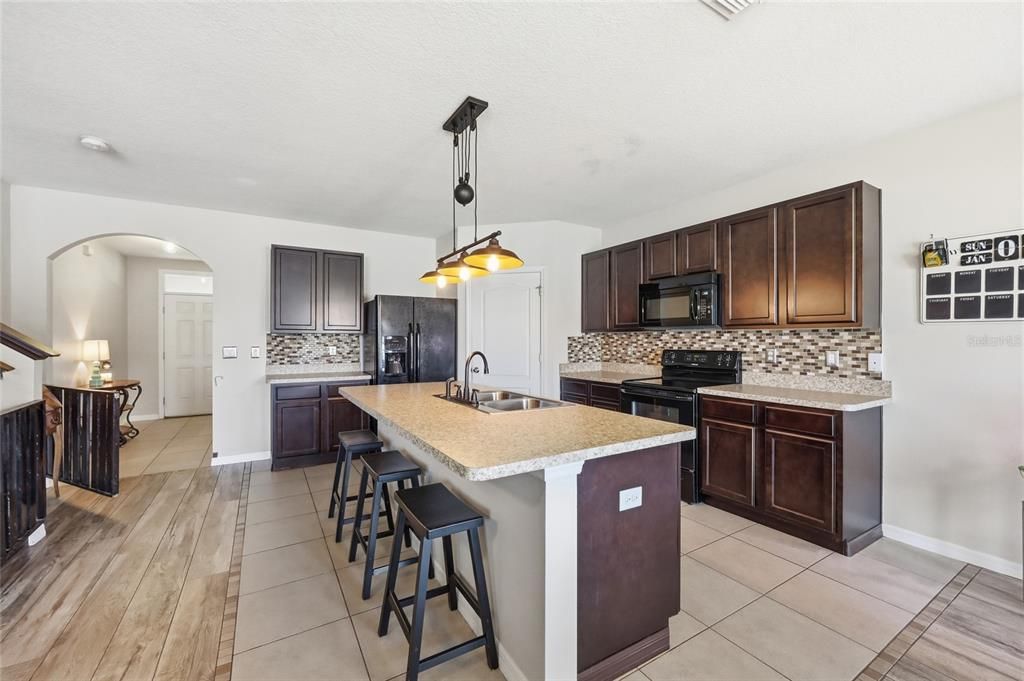 На продажу: $415,000 (5 спален, 3 ванн, 2696 Квадратных фут)