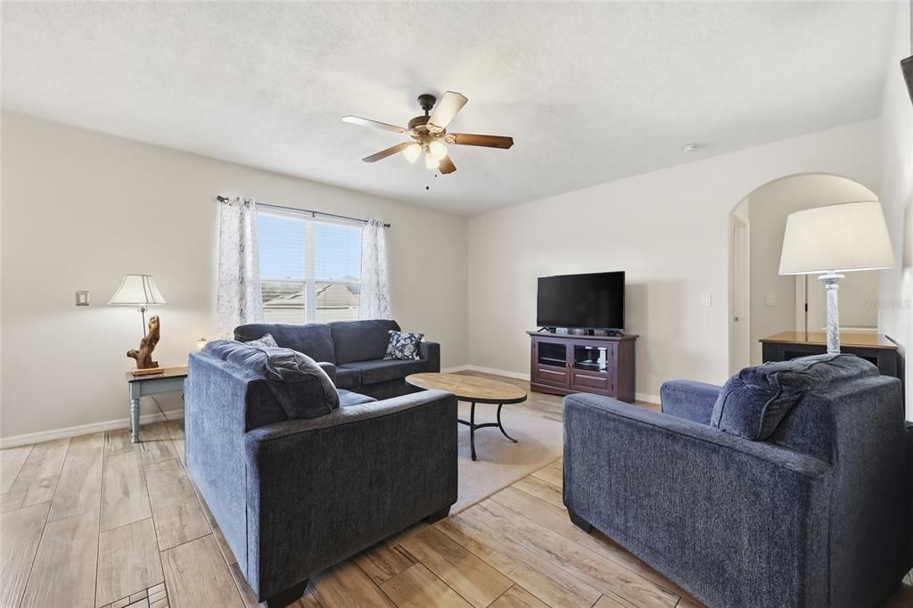 На продажу: $415,000 (5 спален, 3 ванн, 2696 Квадратных фут)