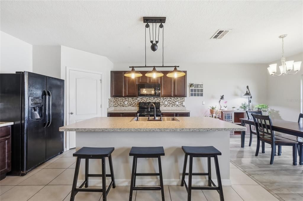 На продажу: $415,000 (5 спален, 3 ванн, 2696 Квадратных фут)