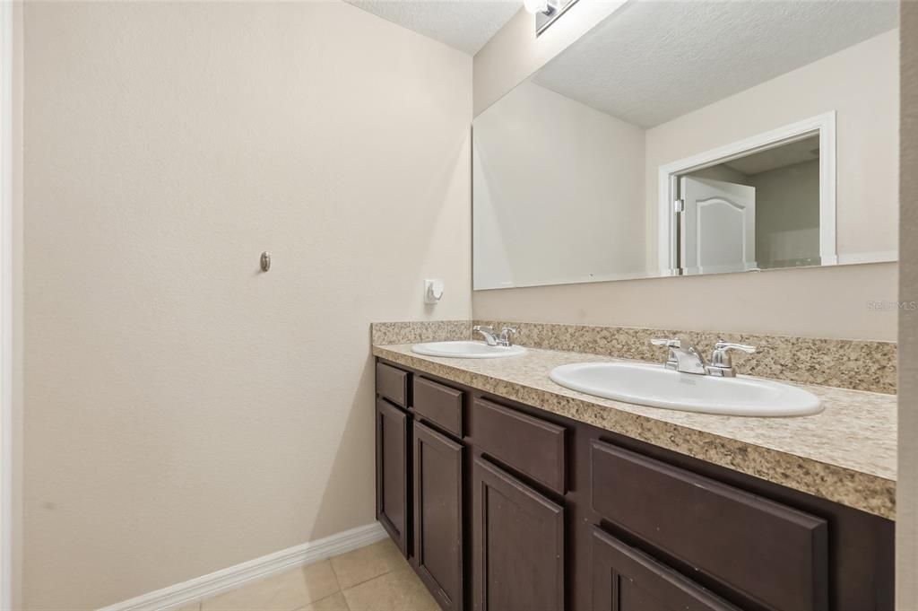 На продажу: $415,000 (5 спален, 3 ванн, 2696 Квадратных фут)