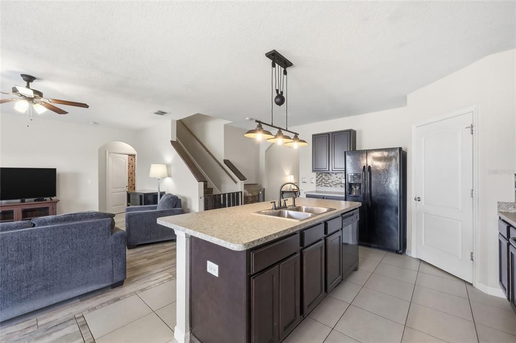 На продажу: $415,000 (5 спален, 3 ванн, 2696 Квадратных фут)