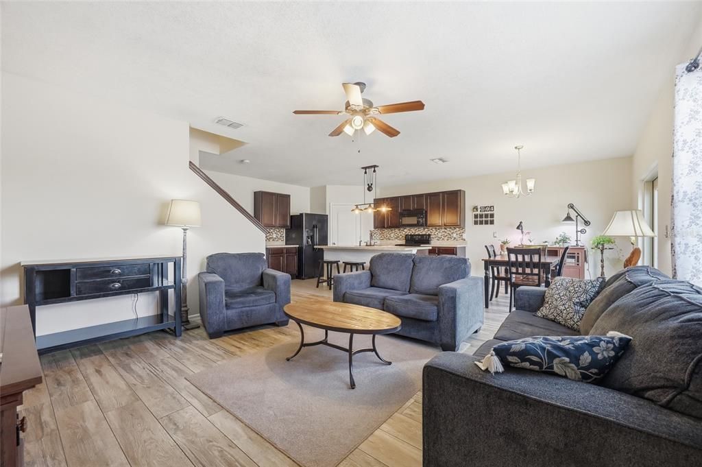 На продажу: $415,000 (5 спален, 3 ванн, 2696 Квадратных фут)