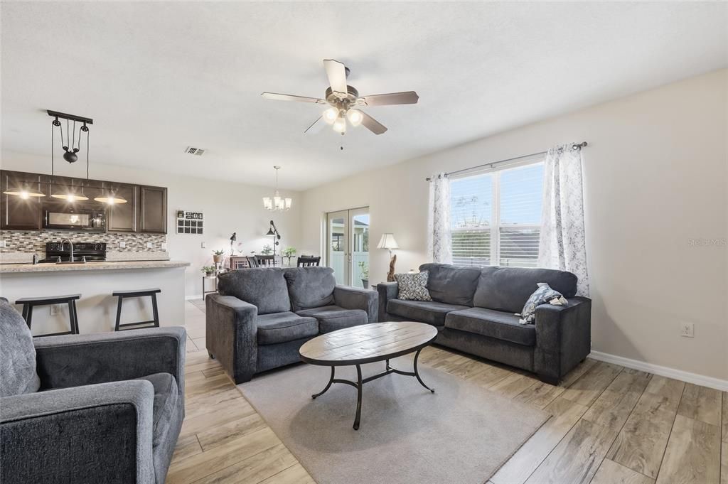 На продажу: $415,000 (5 спален, 3 ванн, 2696 Квадратных фут)