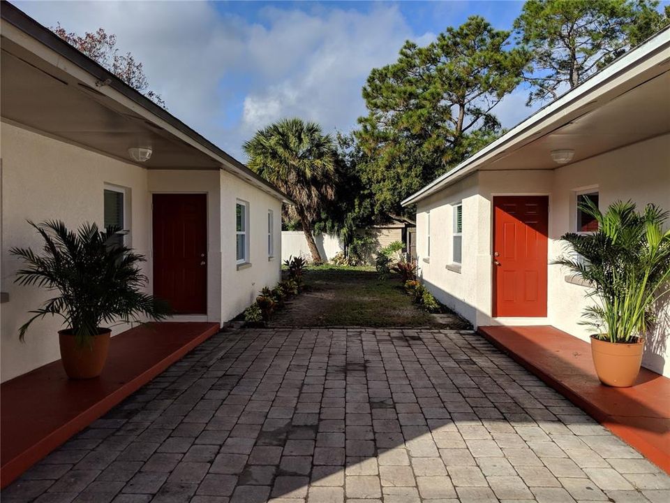 For Rent: $1,550 (2 beds, 1 baths, 916 Square Feet)