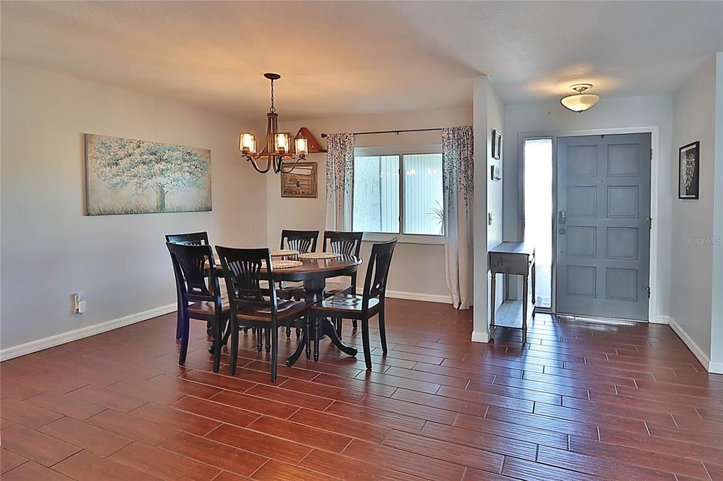 合同活跃: $449,900 (3 贝兹, 2 浴室, 1810 平方英尺)