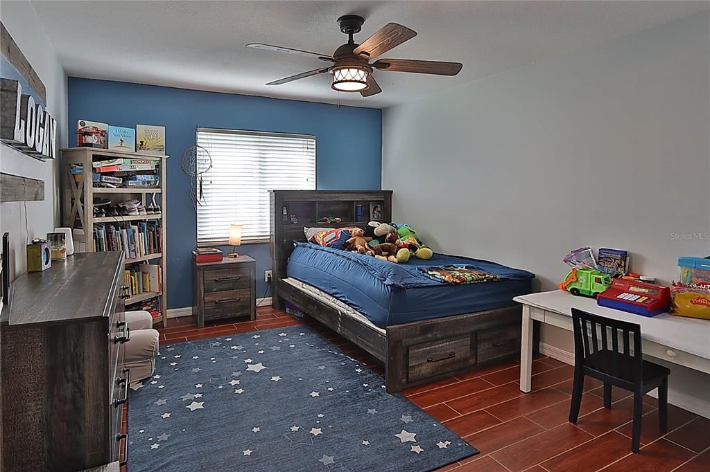 合同活跃: $449,900 (3 贝兹, 2 浴室, 1810 平方英尺)