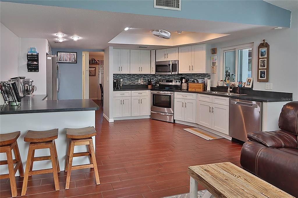 合同活跃: $449,900 (3 贝兹, 2 浴室, 1810 平方英尺)