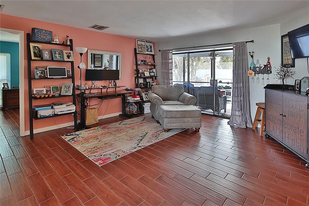 合同活跃: $449,900 (3 贝兹, 2 浴室, 1810 平方英尺)