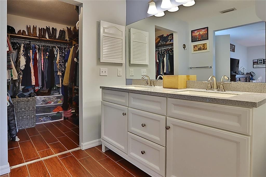 合同活跃: $449,900 (3 贝兹, 2 浴室, 1810 平方英尺)