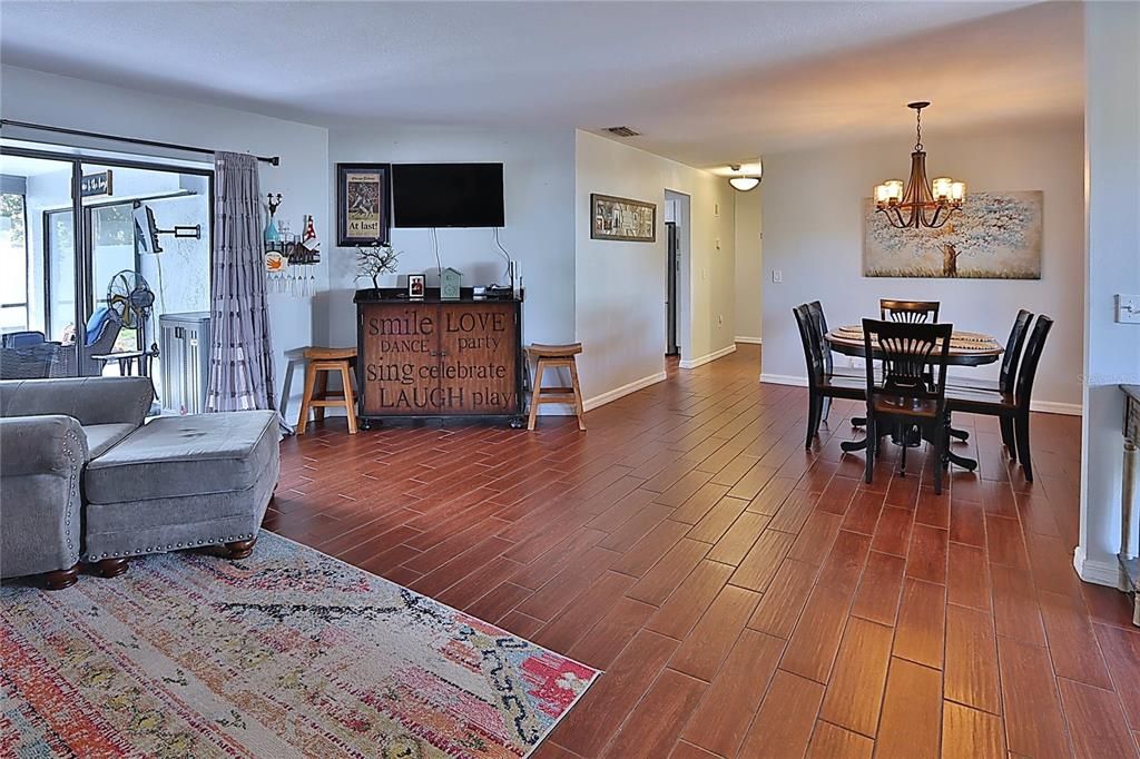 合同活跃: $449,900 (3 贝兹, 2 浴室, 1810 平方英尺)