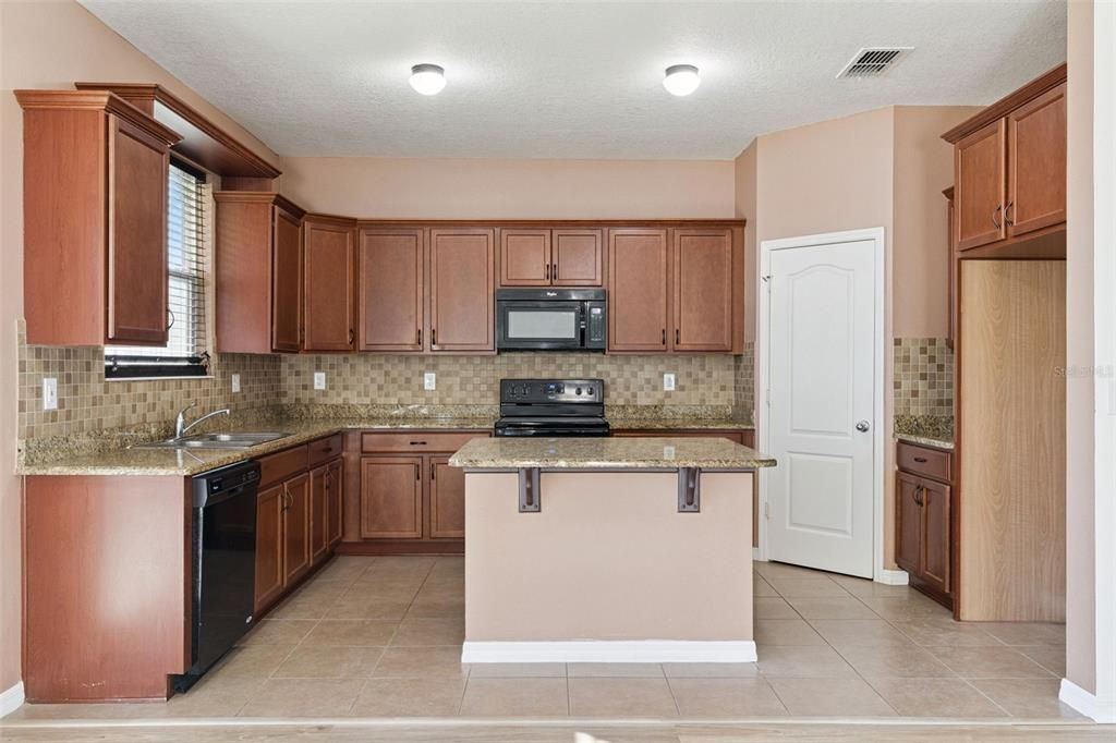 На продажу: $385,000 (3 спален, 2 ванн, 1894 Квадратных фут)