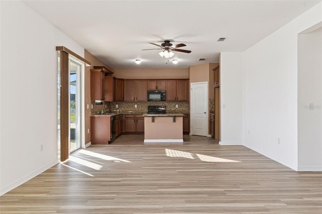 На продажу: $385,000 (3 спален, 2 ванн, 1894 Квадратных фут)