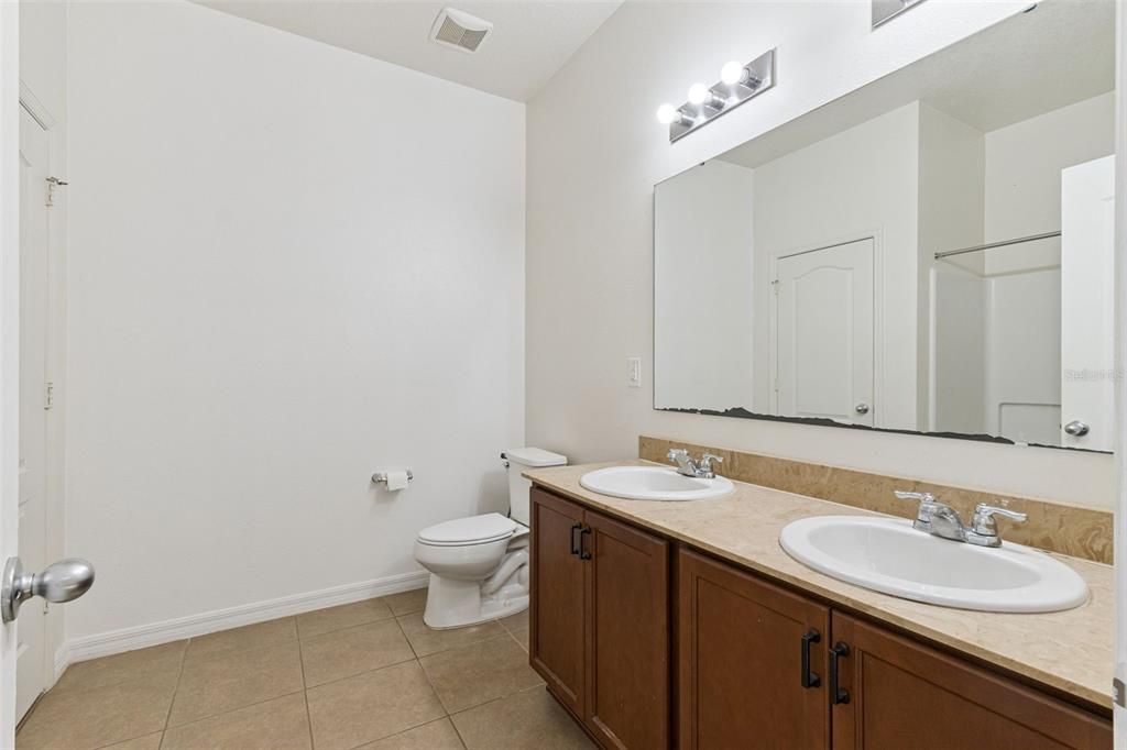 На продажу: $385,000 (3 спален, 2 ванн, 1894 Квадратных фут)