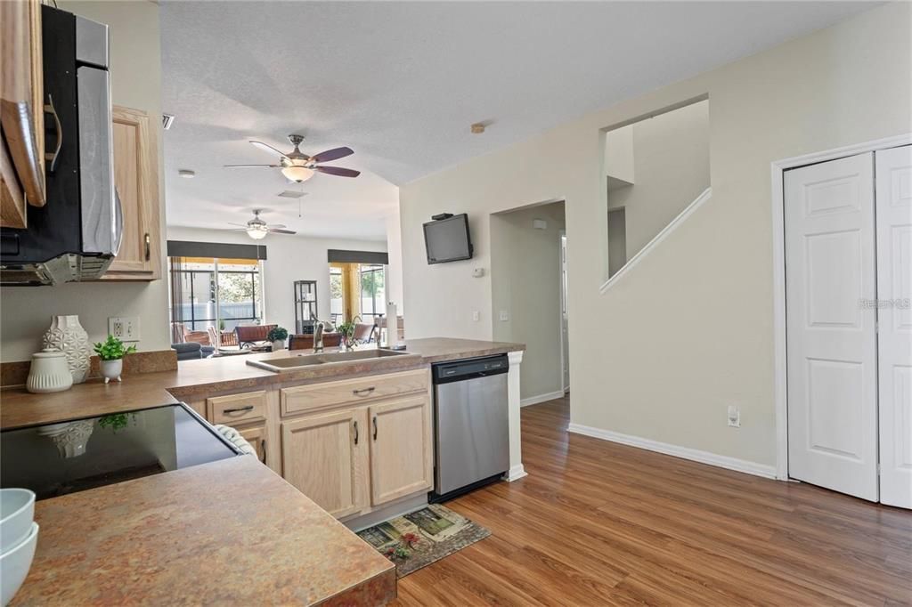 En Venta: $529,000 (4 camas, 3 baños, 2260 Pies cuadrados)