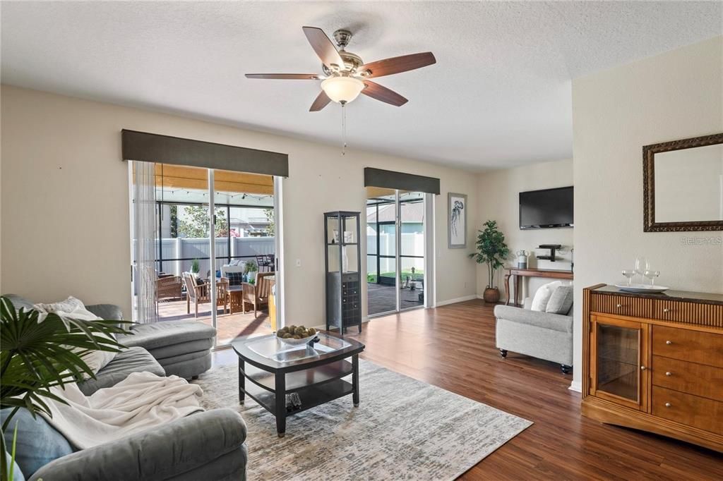 En Venta: $529,000 (4 camas, 3 baños, 2260 Pies cuadrados)