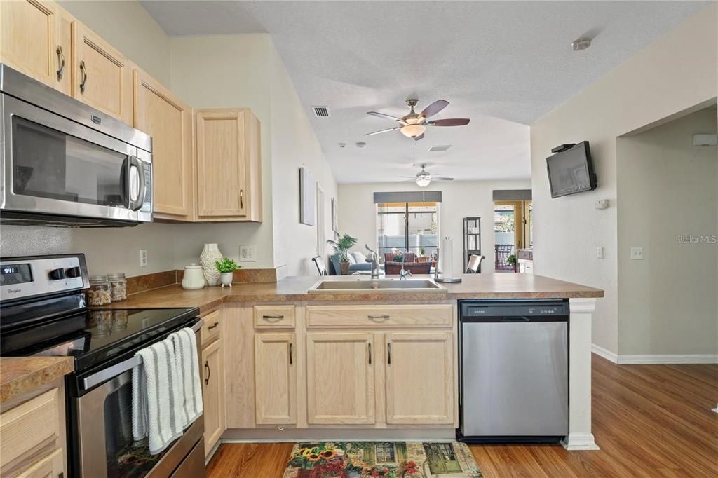 En Venta: $529,000 (4 camas, 3 baños, 2260 Pies cuadrados)