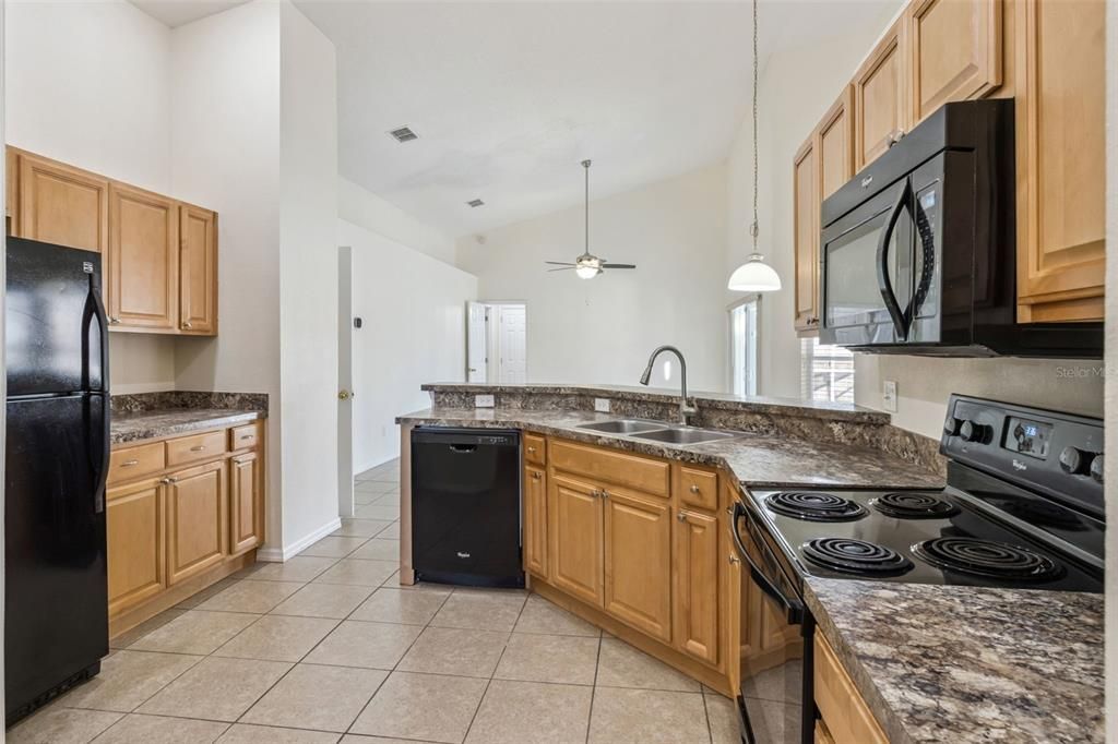 В аренду: $2,395 (4 спален, 2 ванн, 1966 Квадратных фут)