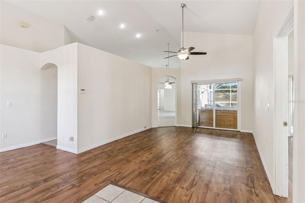 В аренду: $2,395 (4 спален, 2 ванн, 1966 Квадратных фут)