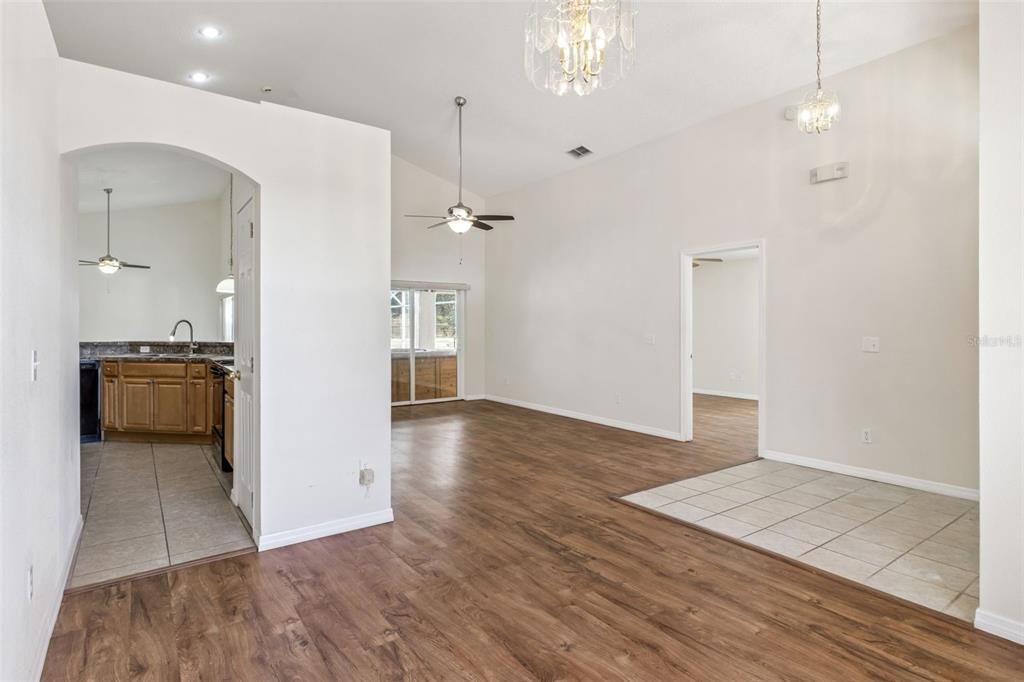 В аренду: $2,395 (4 спален, 2 ванн, 1966 Квадратных фут)