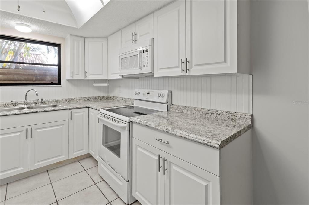 待售: $150,000 (1 贝兹, 1 浴室, 812 平方英尺)