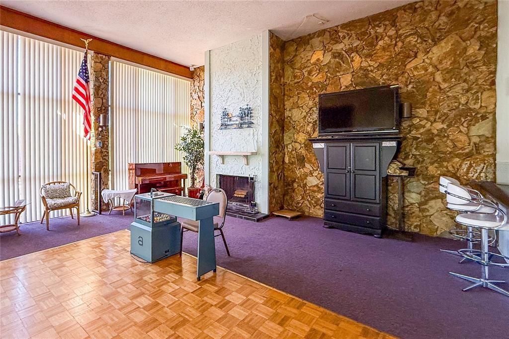 待售: $150,000 (1 贝兹, 1 浴室, 812 平方英尺)